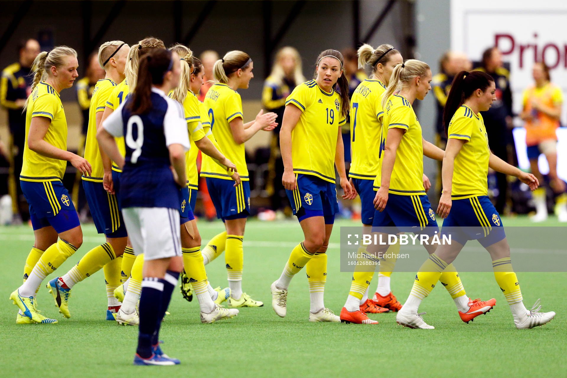 Sveriges Pauline Hammarlund jublar med lagkamraterna