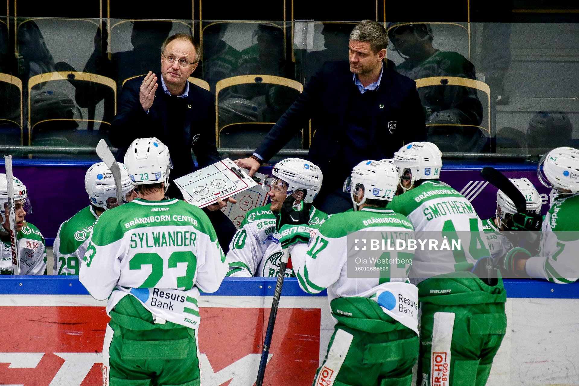 Rögles tränare Anders Eldebrink pratar med spelarna i ett