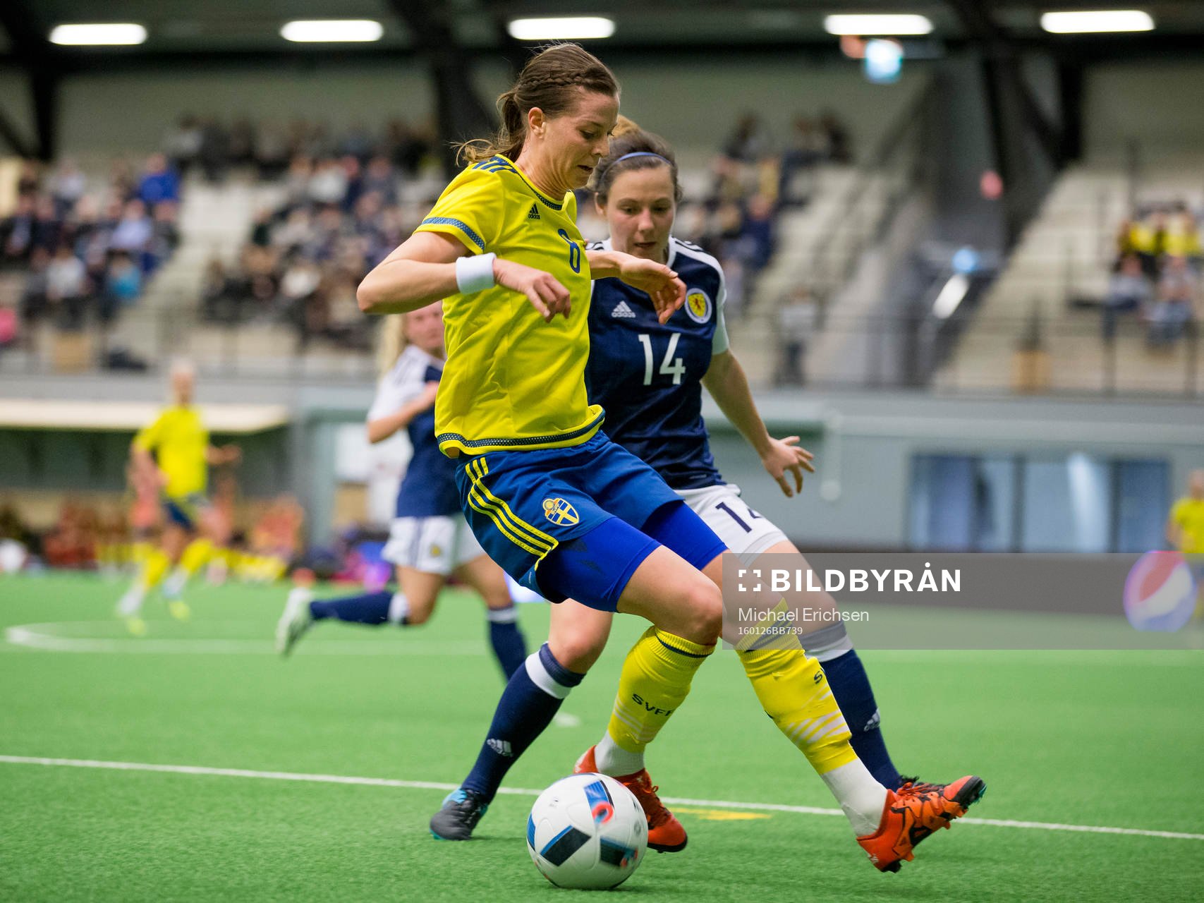 Sveriges Lotta Schelin mot Skottlands Rachel Corsie