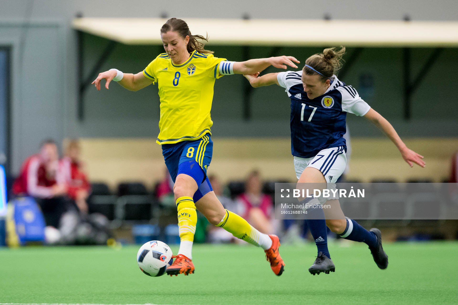 Sveriges Lotta Schelin tar sig loss från Skottlands