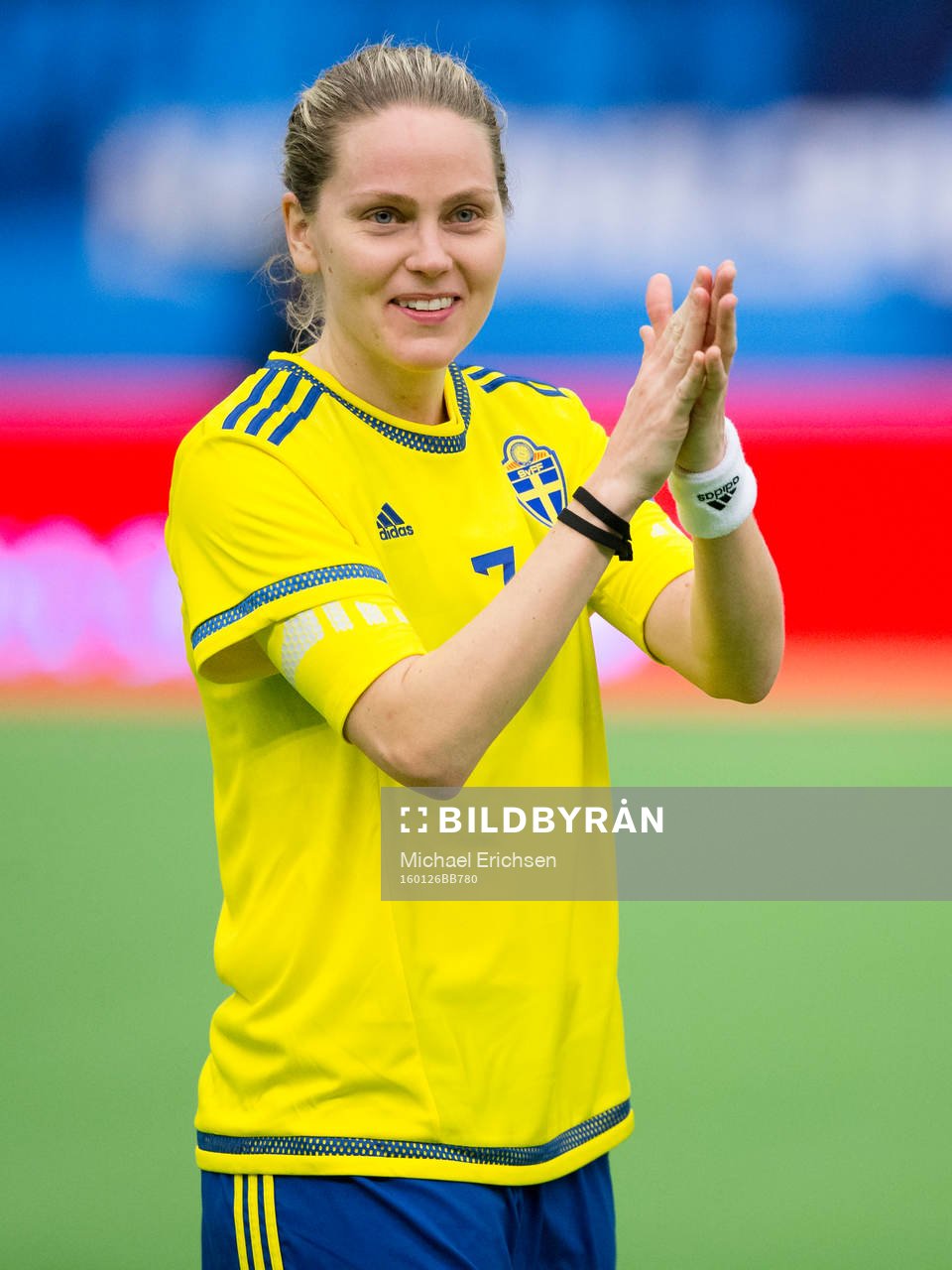 Sveriges Lisa Dahlkvist tackar publiken