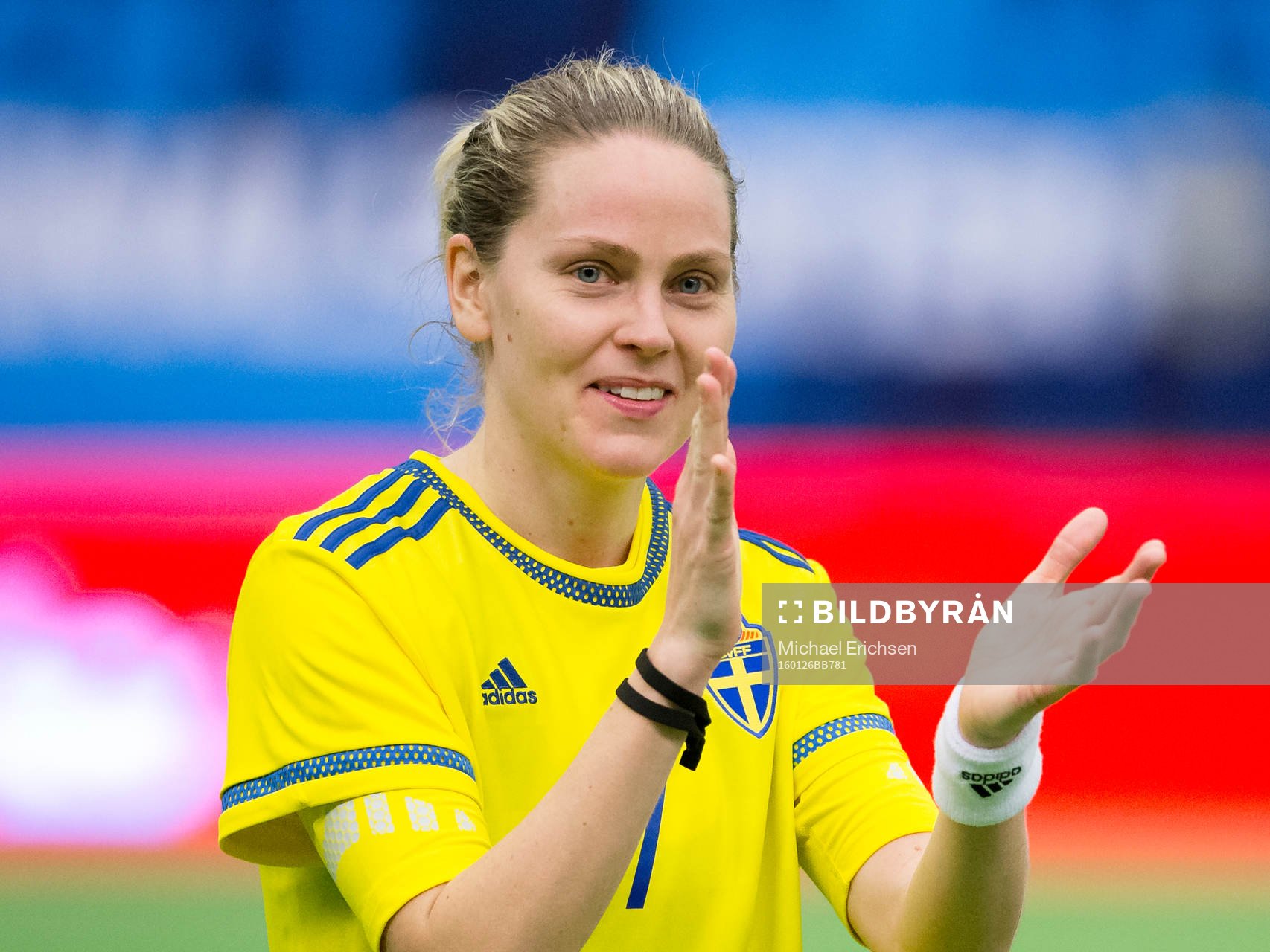 Sveriges Lisa Dahlkvist tackar publiken