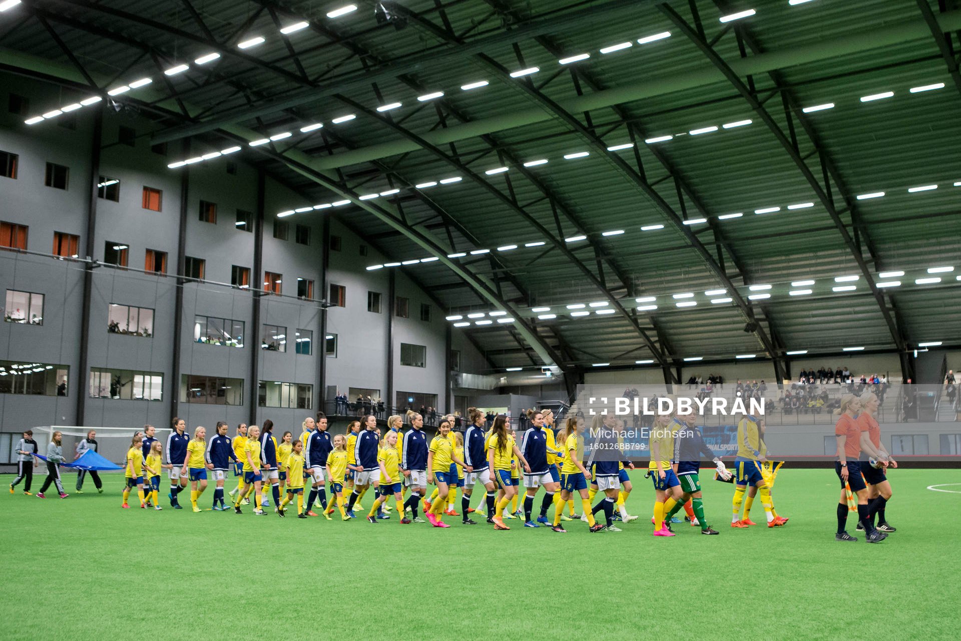 Lagen på väg in till landskampen i fotboll mellan Sverige
