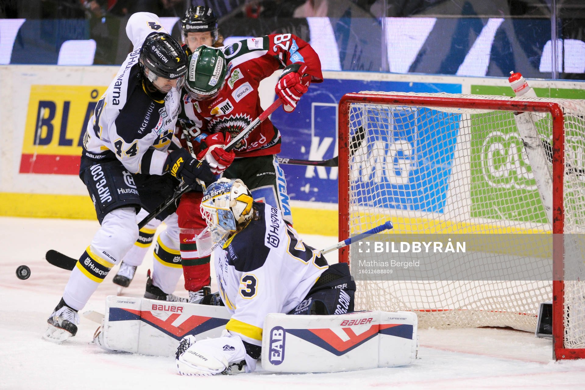 s Ryan O´Byrne och Frölundas Johan Sundström och HV71:s