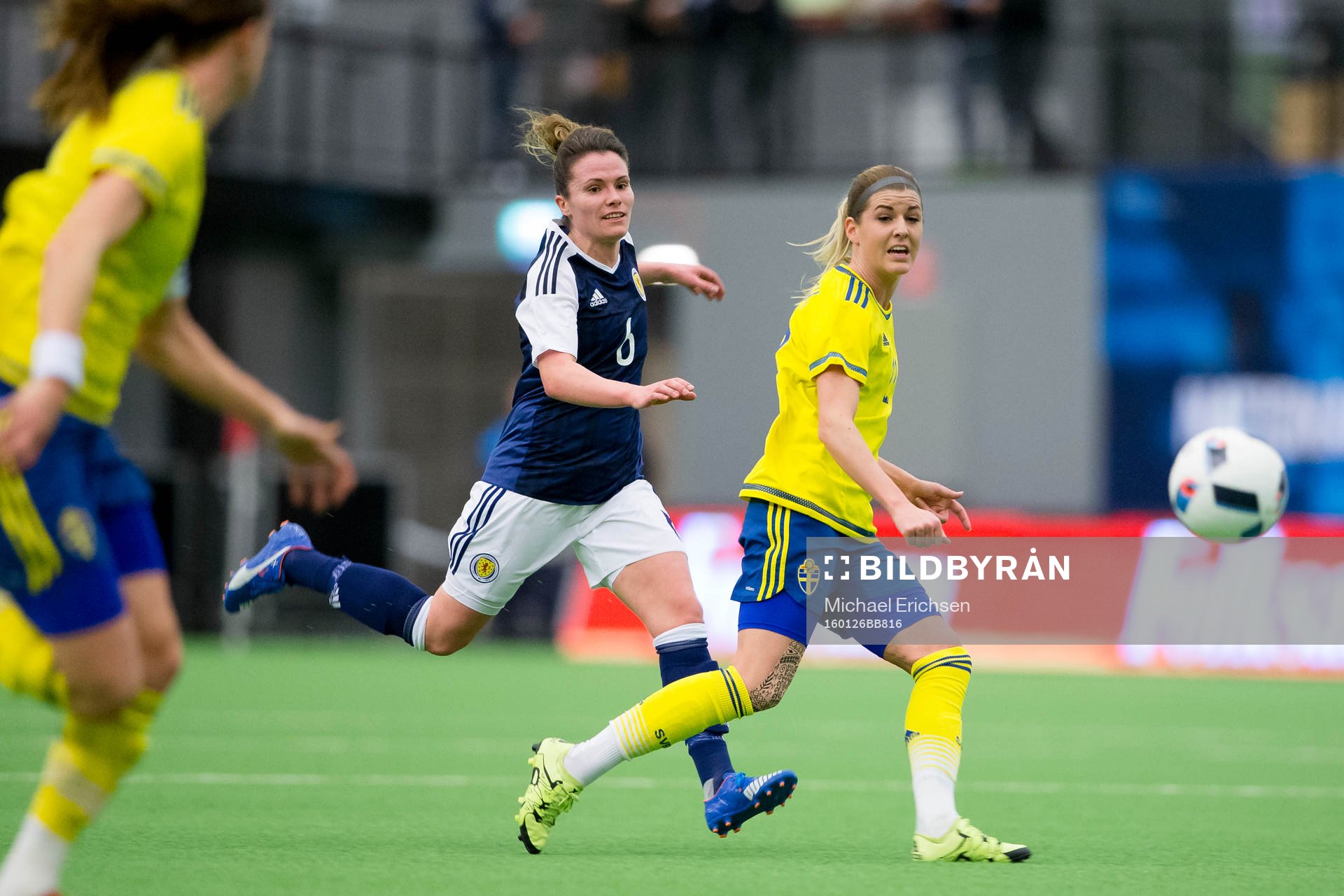 Sveriges Olivia Schough slår en passning till Lotta Schelin