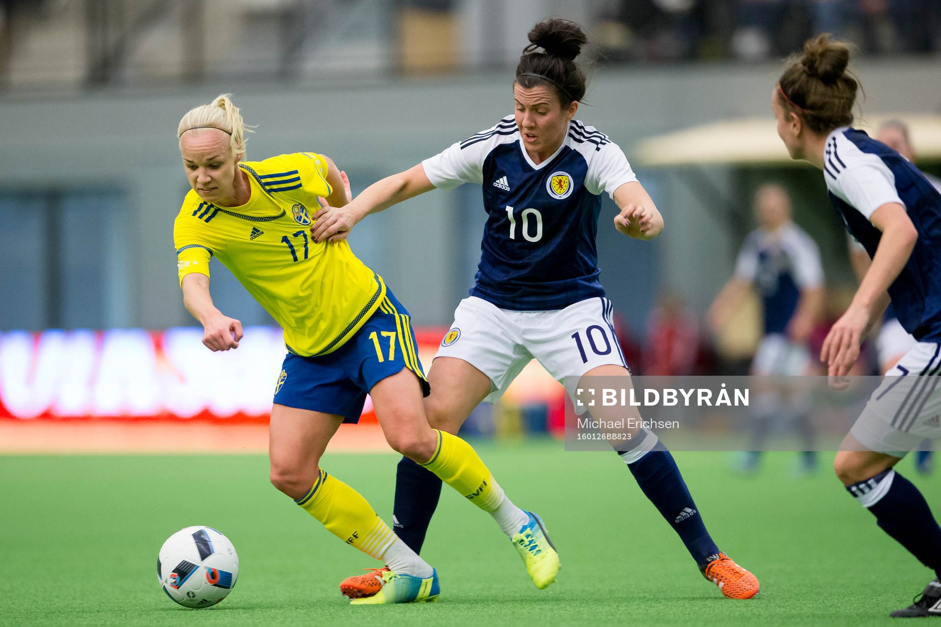 Sveriges Caroline Seger mot Skottlands Leanne Chrichton