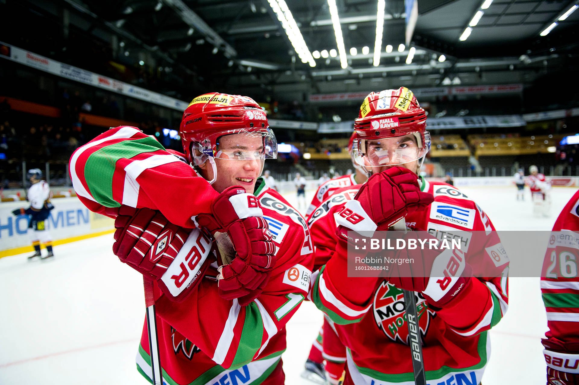 Modos Victor Olofsson och Bobby Butler jublar
