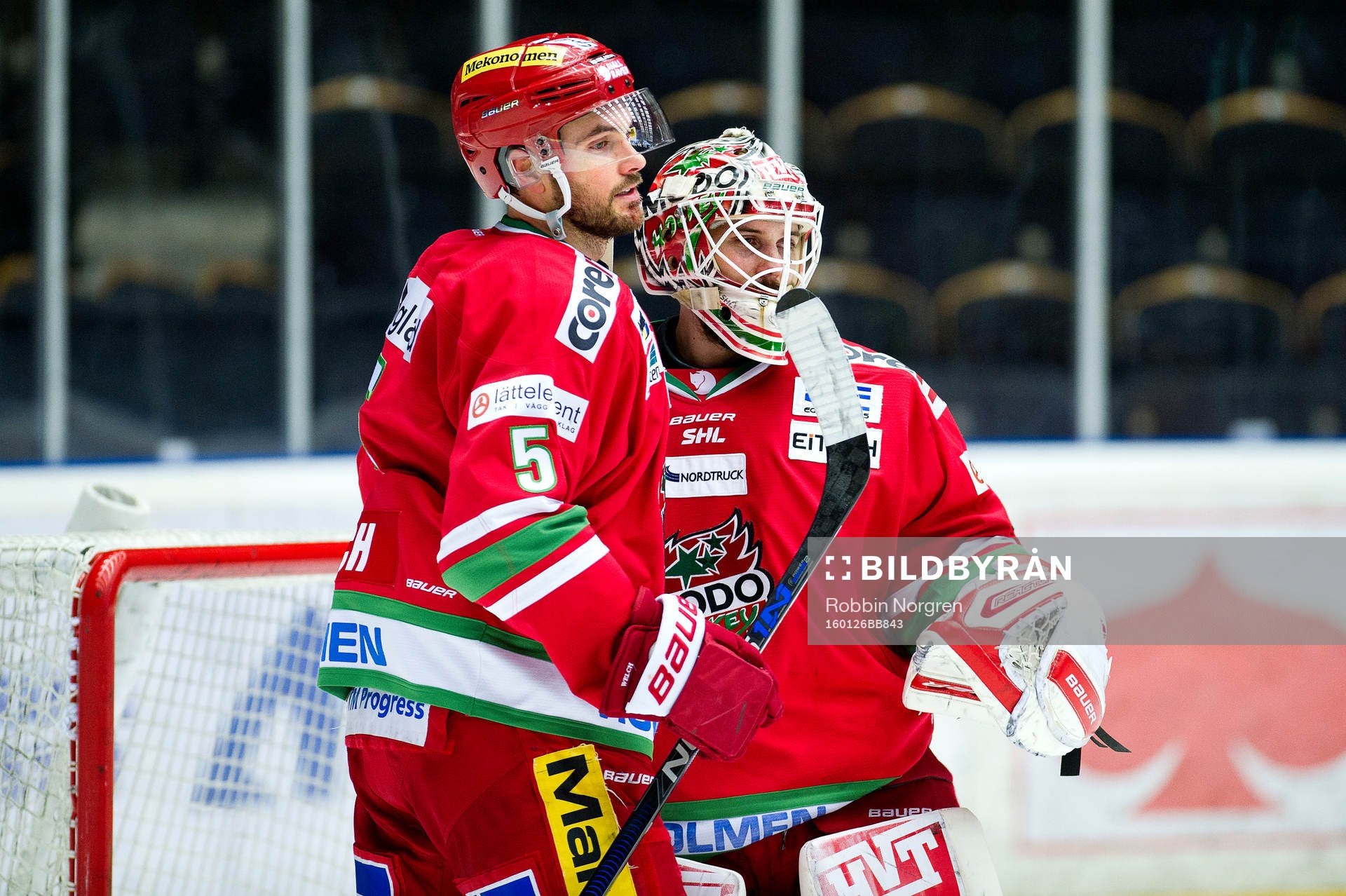 Modos Noah Welch och målvakt Jonatan Bjurö jublar