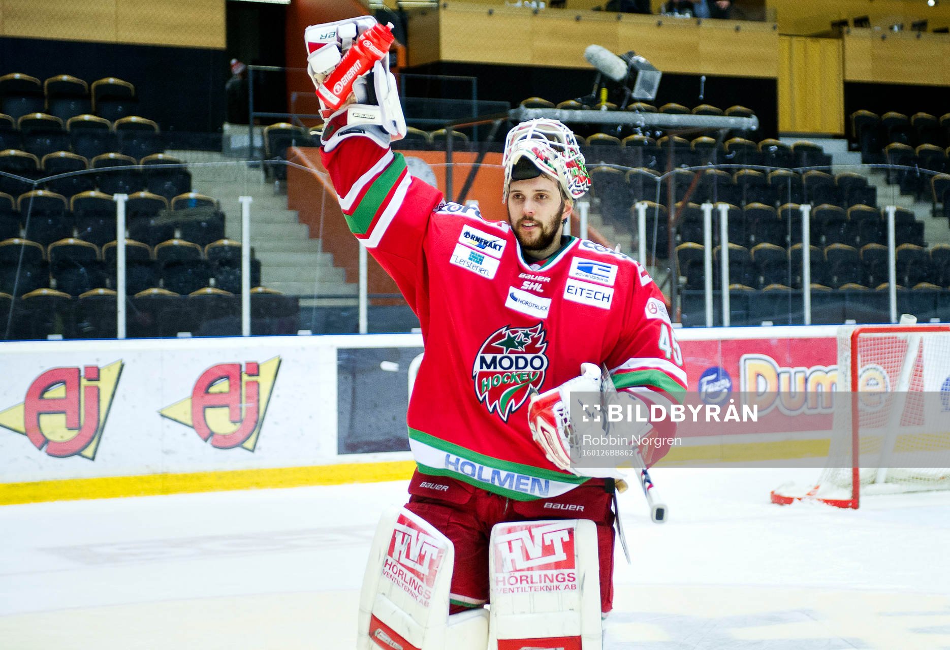 Modos målvakt Jonatan Bjurö jublar