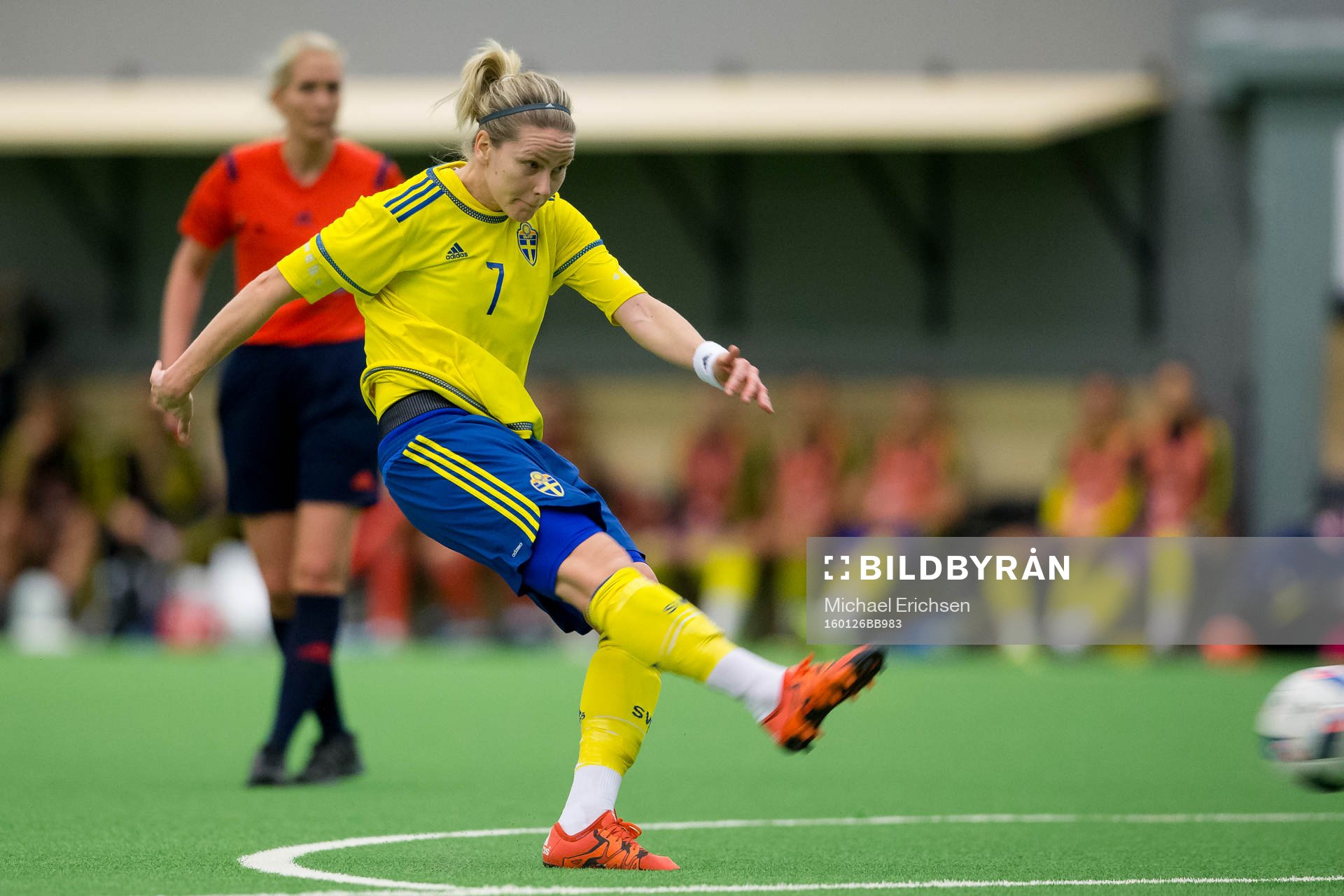 Sveriges Lisa Dahlkvist skjuter 1-0