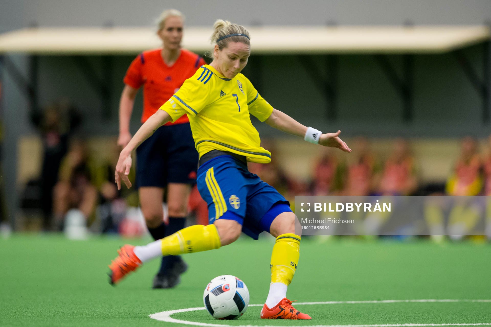 Sveriges Lisa Dahlkvist skjuter 1-0