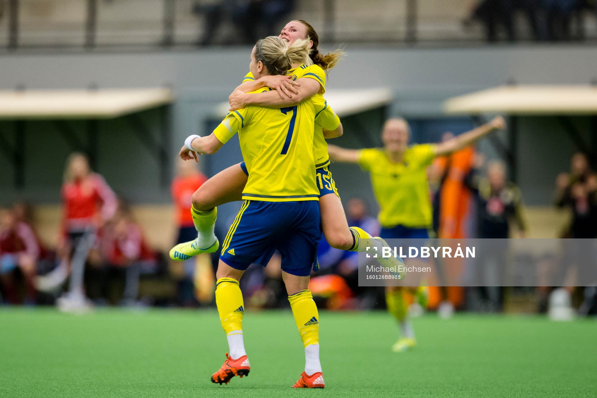 Sveriges Lisa Dahlkvist  jublar och blir omfamnad av