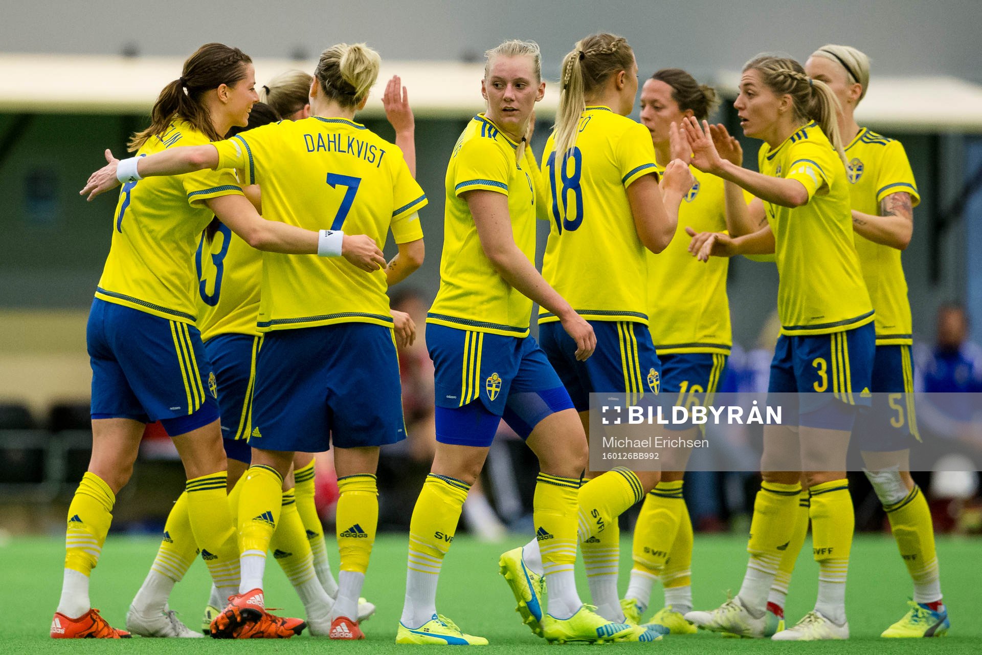 Jubel i Sverige efter Lotta Schelins 4-0 under landskampen i fotboll mellan Sverige och Skottland den 26 januari 2016 i Göteborg.