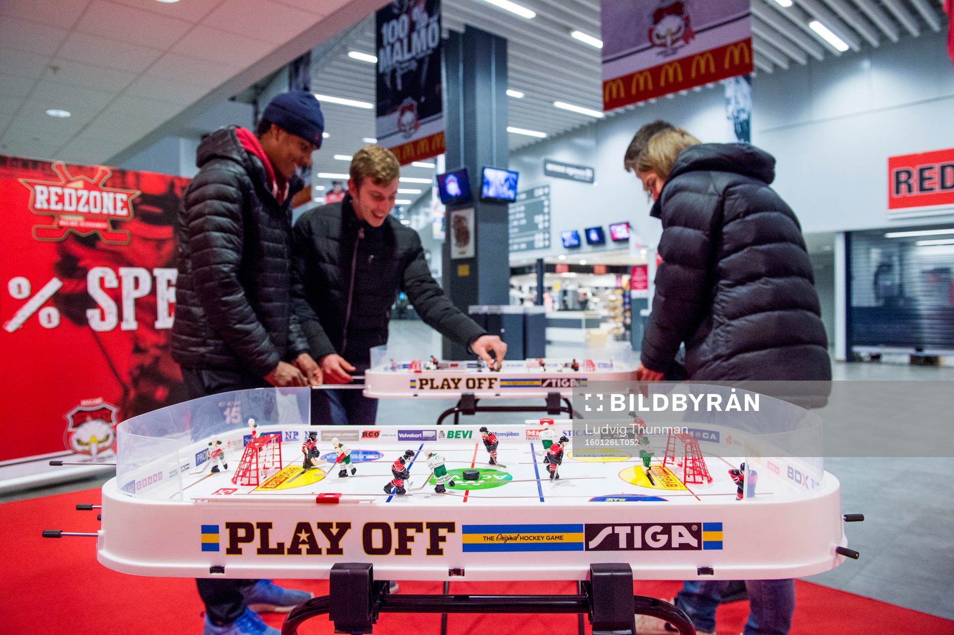 Några ungdomar spelar ishockeyspel