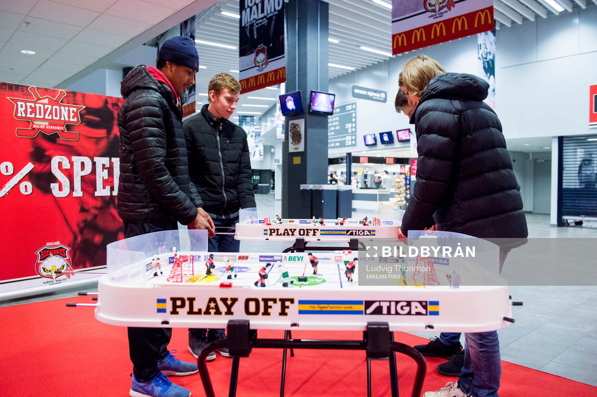 Några ungdomar spelar ishockeyspel