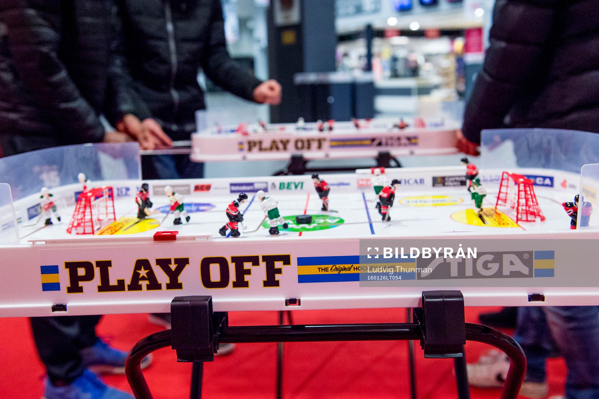 Närbild på ett ishockeyspel