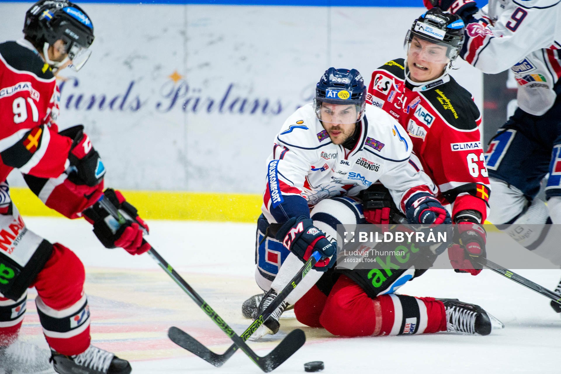 Linköpings Henrik Törnqvist i kamp om pucken med Malmö