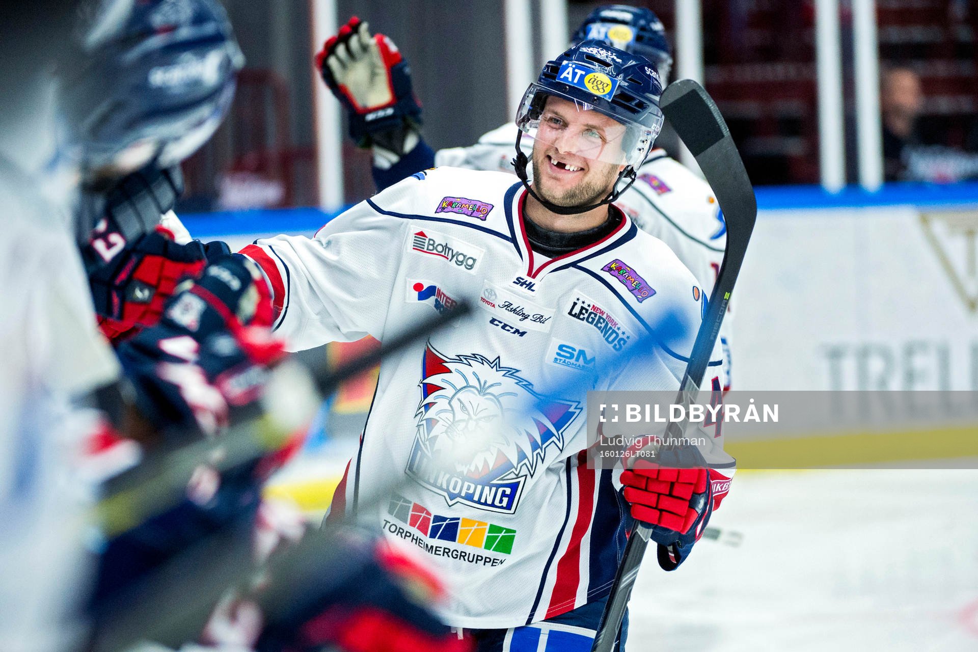 Linköpings Vilmos Gallo firar han gjort 0-2 med bänken