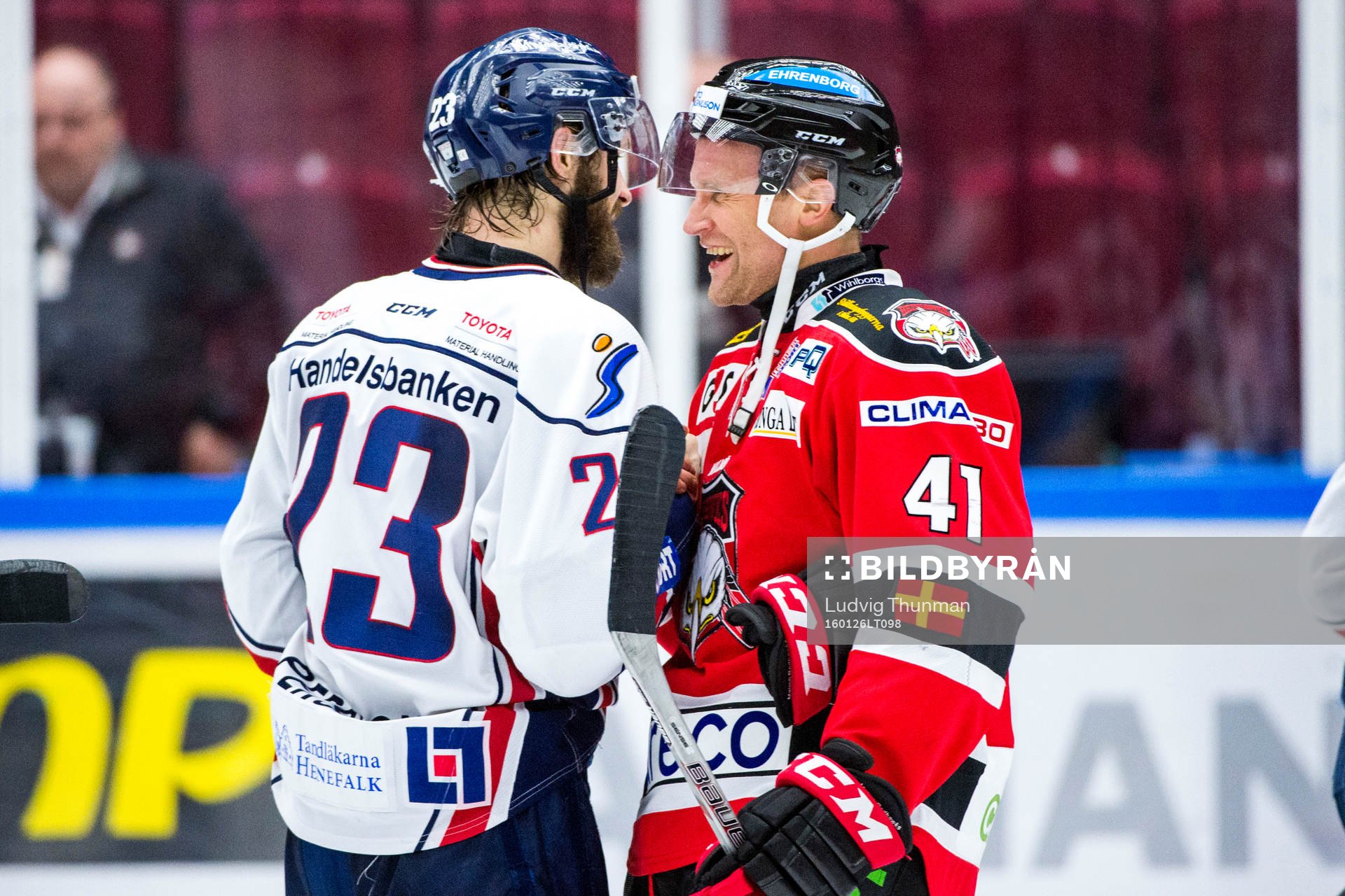 Linköpings Niklas Persson kramar om Malmö Redhawks