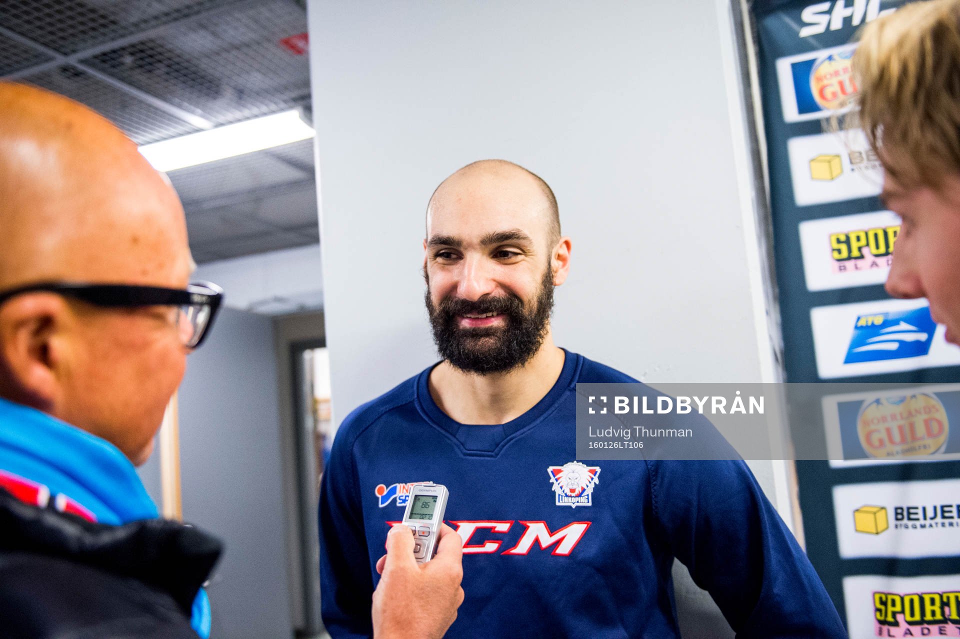 Linköpings Daniel Rahimi blir intervjuad
