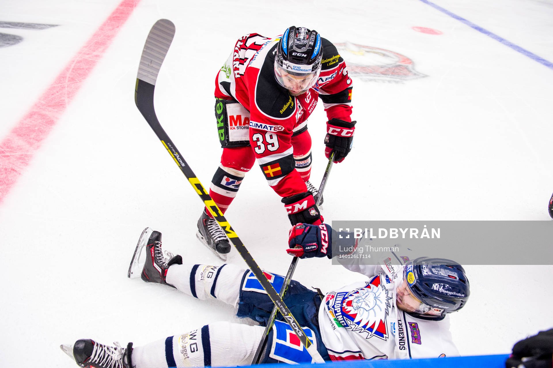 Linköpings Anton Blomberg ligger framför Malmö Redhawks