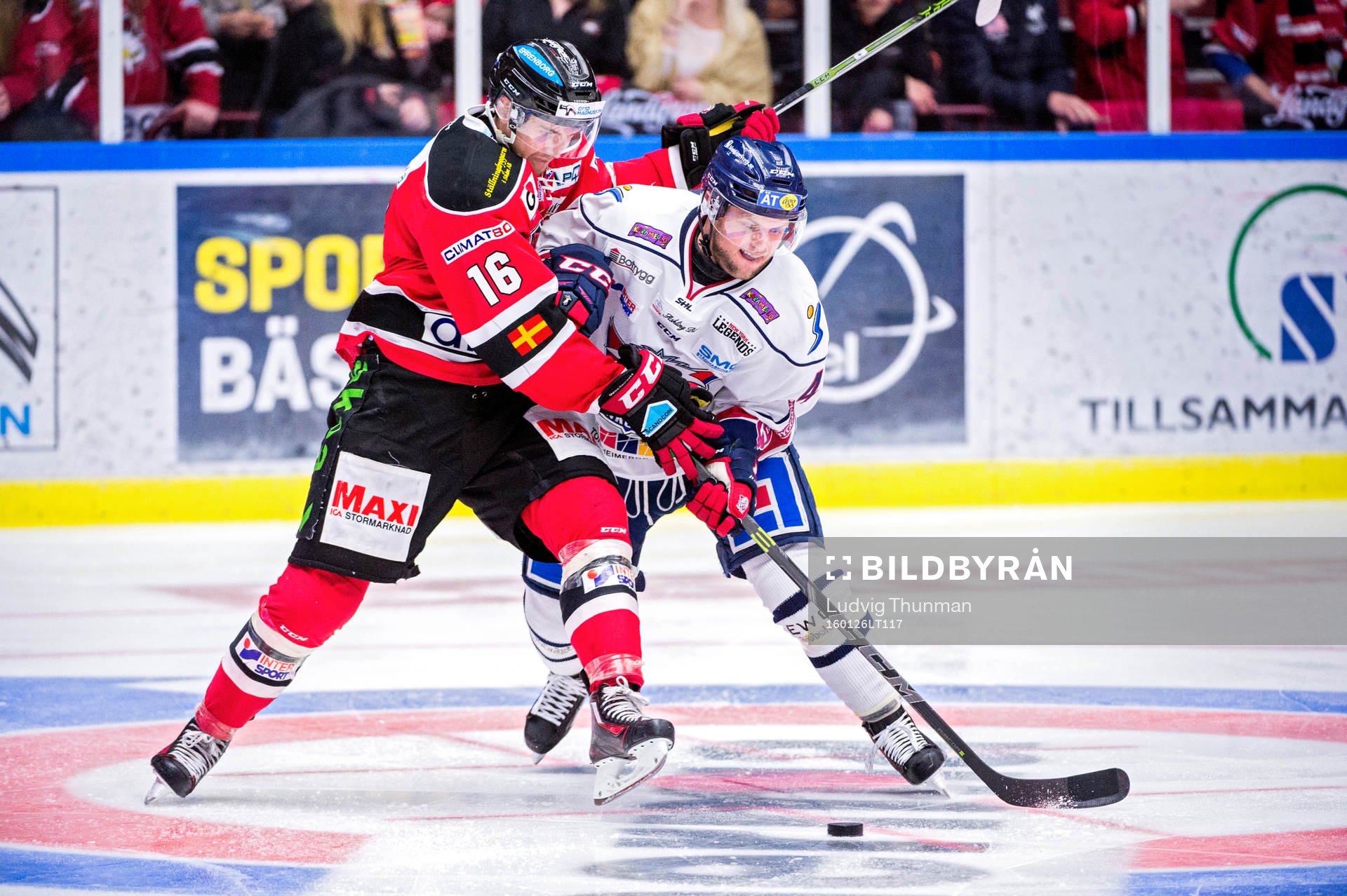 Linköpings Chad Billins i kamp om pucken med Malmö