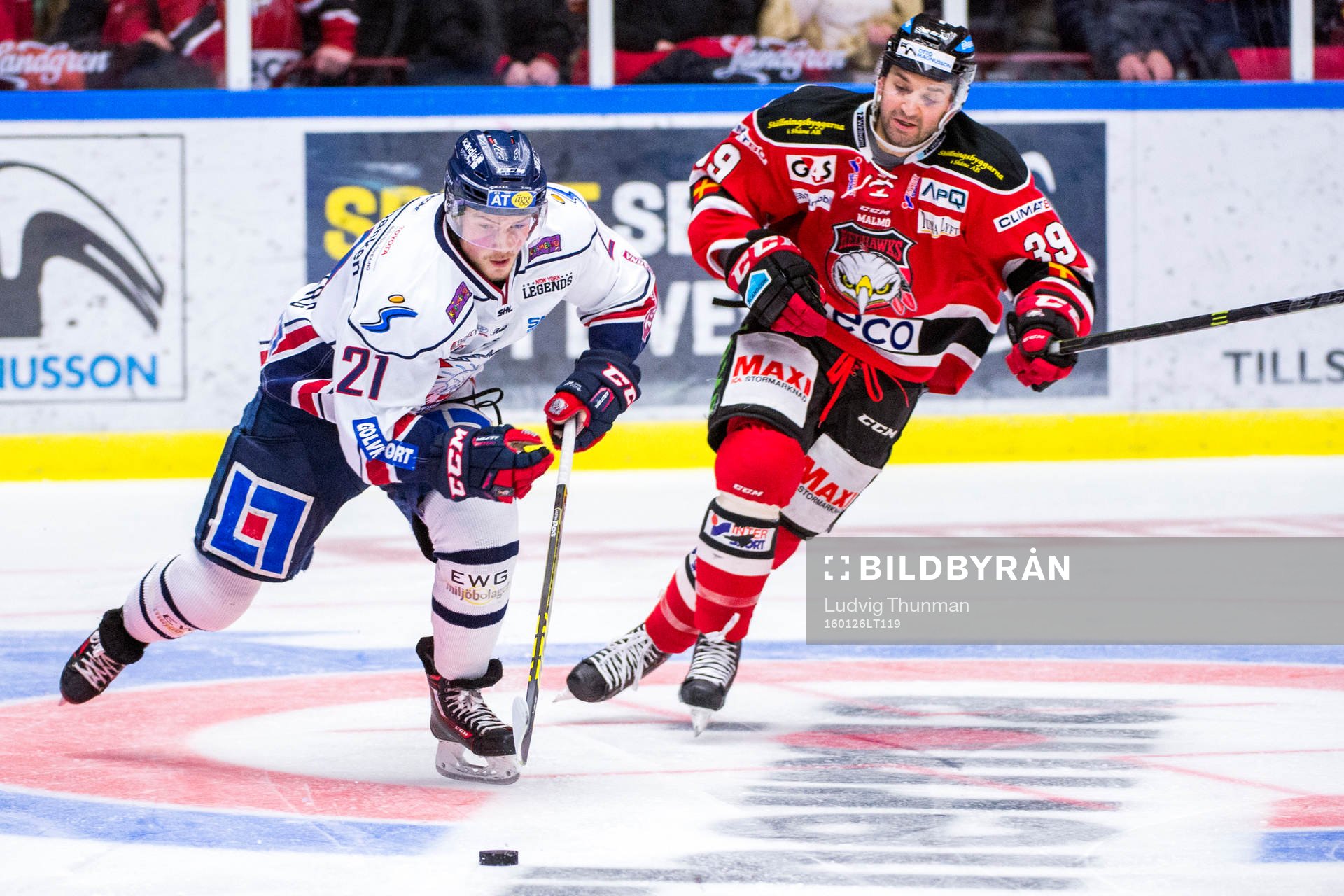 Linköpings Anton Blomberg övervakas av Malmö Redhawks