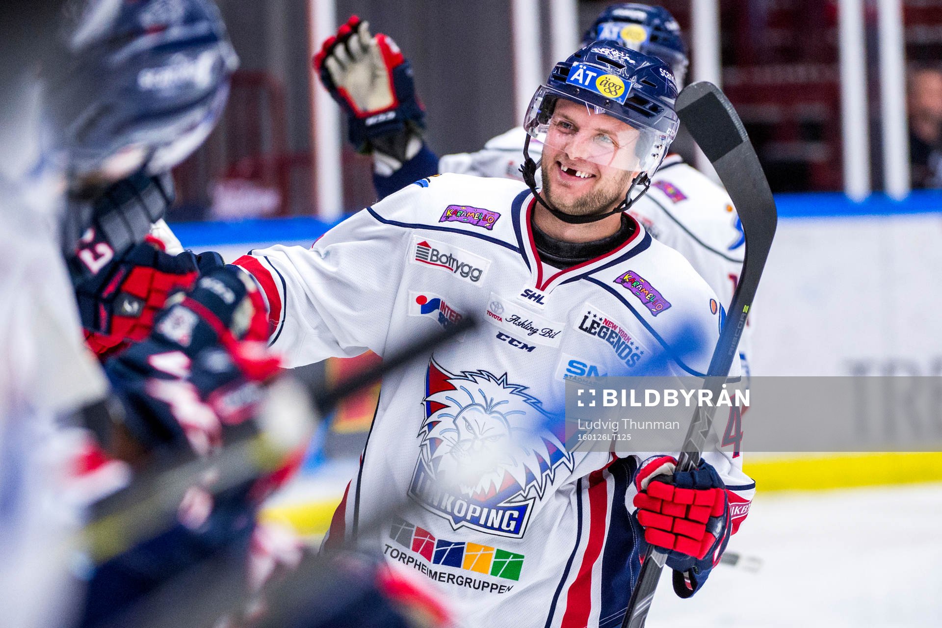 Linköpings Chad Billins jublar med bänken