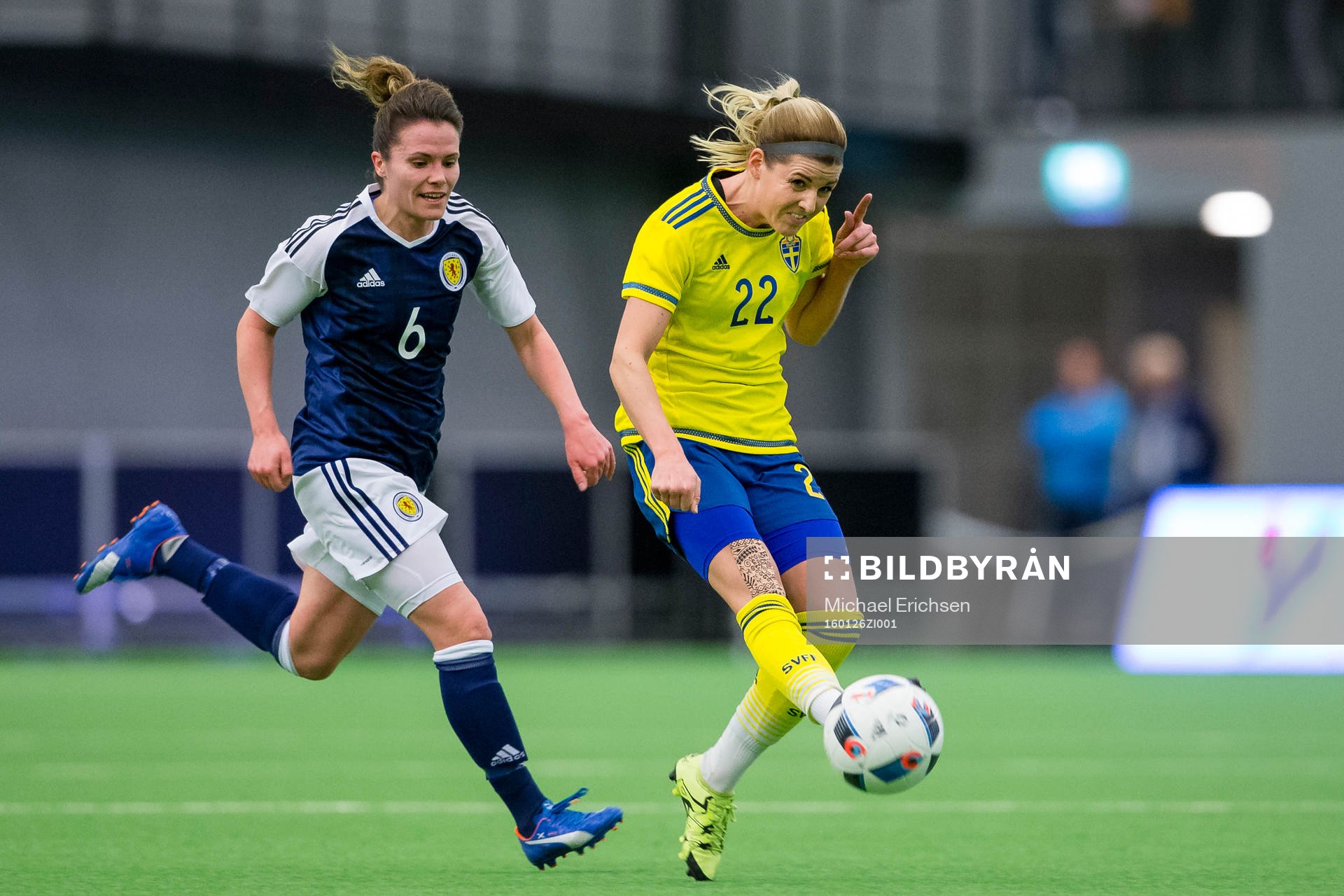 Sveriges Olivia Schough före Skottlands Joanne Love