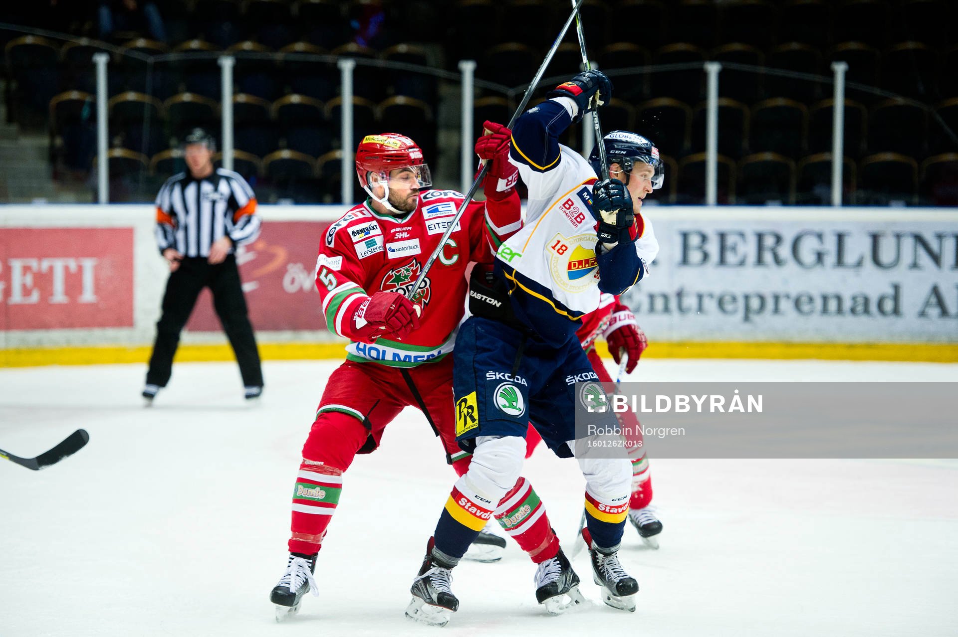 Modos Noah Welch och Djurgårdens Mikko Lehtonen