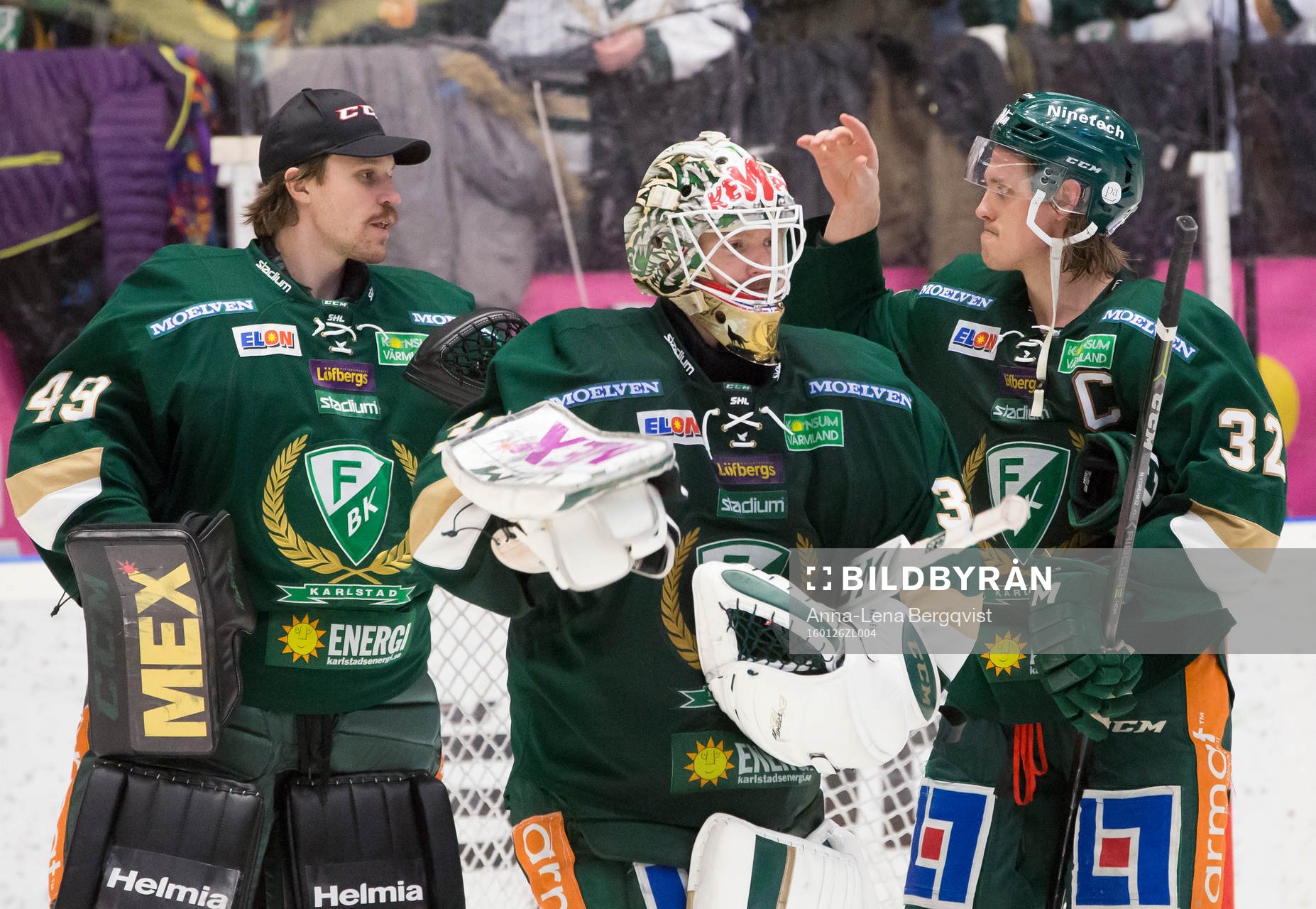 Färjestads målvakt Justin Pogge och Magnus Nygren klappar