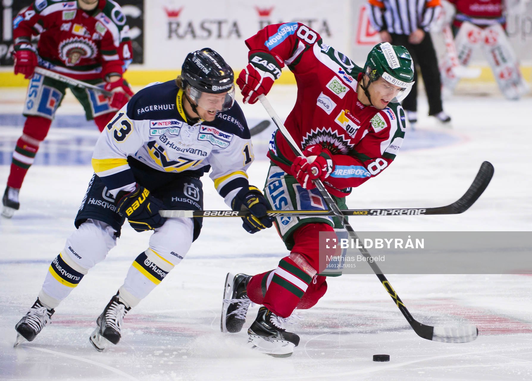s Oscar Sundh i kamp om pucken med Frölundas John Nyberg