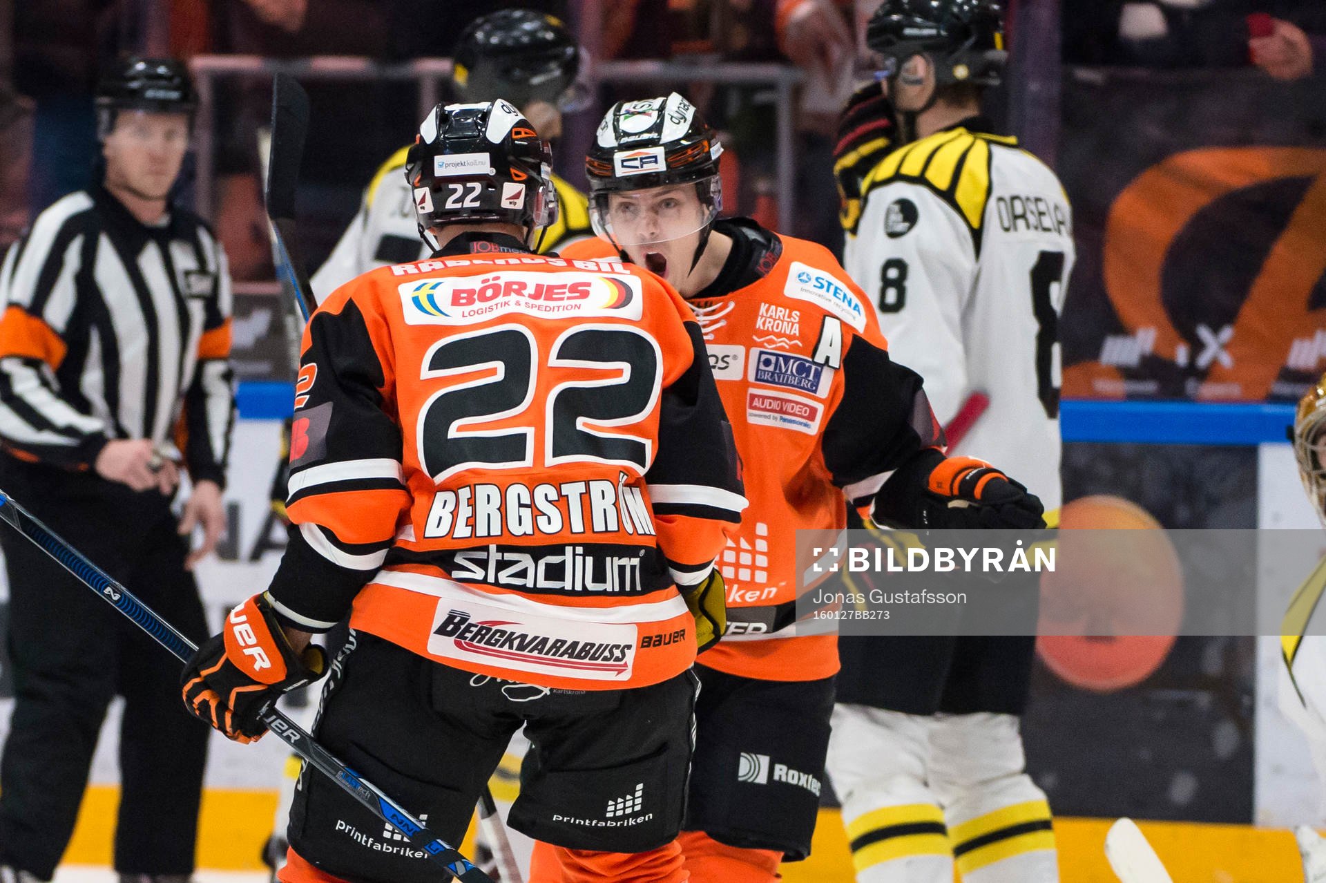 Karlskronas Alexander Bergström jublar med Joel Kellman
