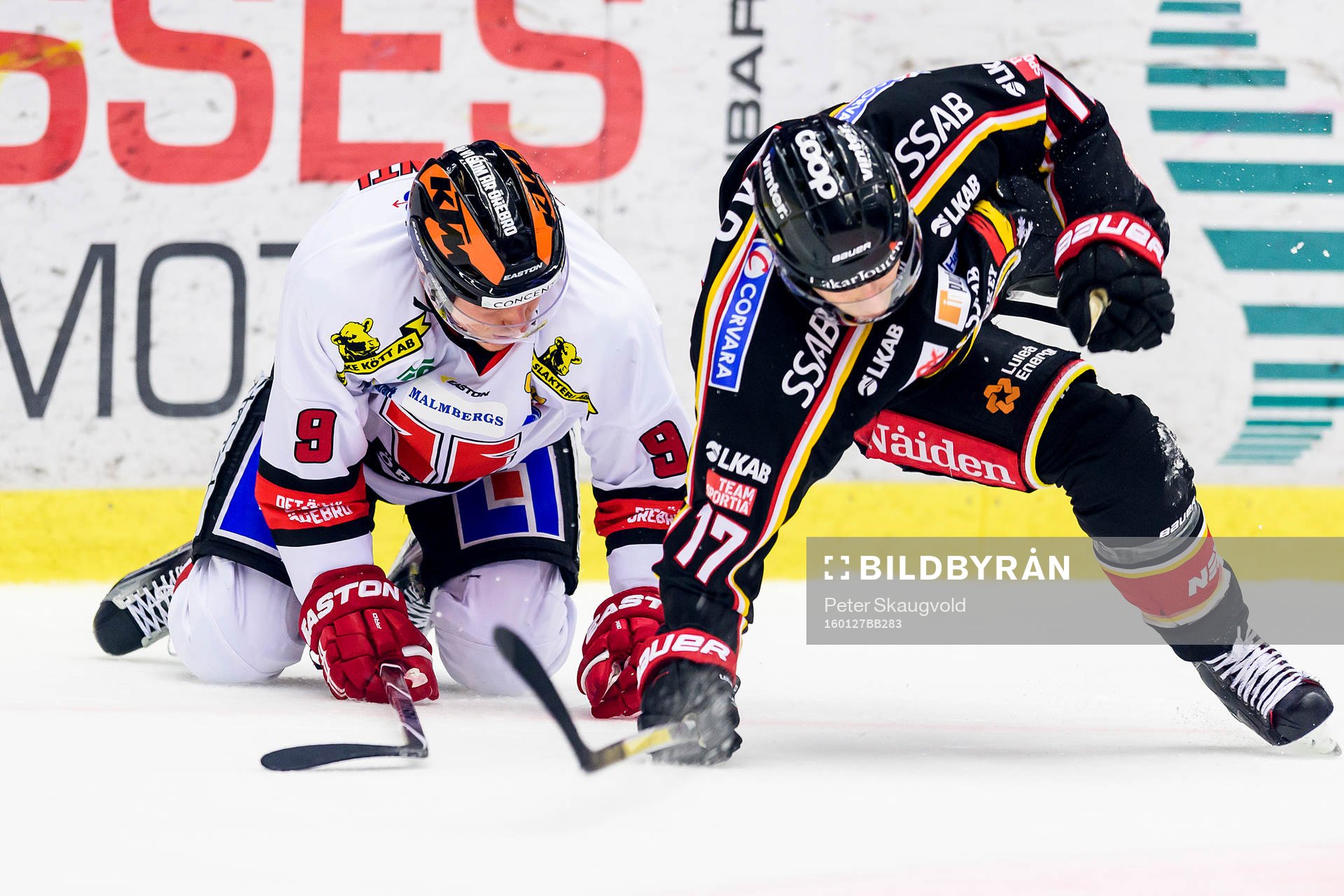 Örebros Joonas Jalvanti och Luleås Bill Sweatt ramlar