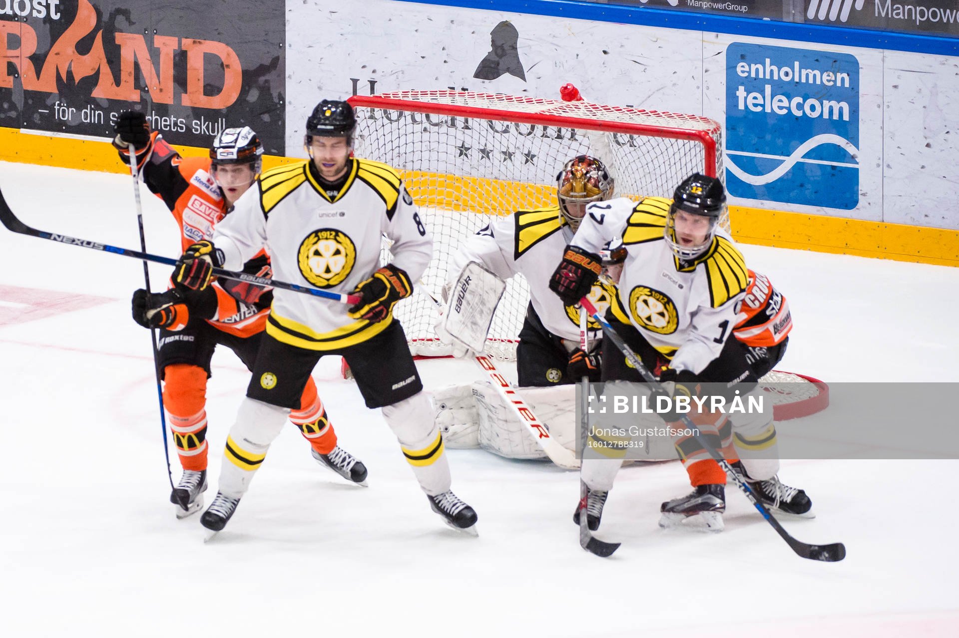 Brynäs Pathrik Westerholm  oroar framför Karlskronas