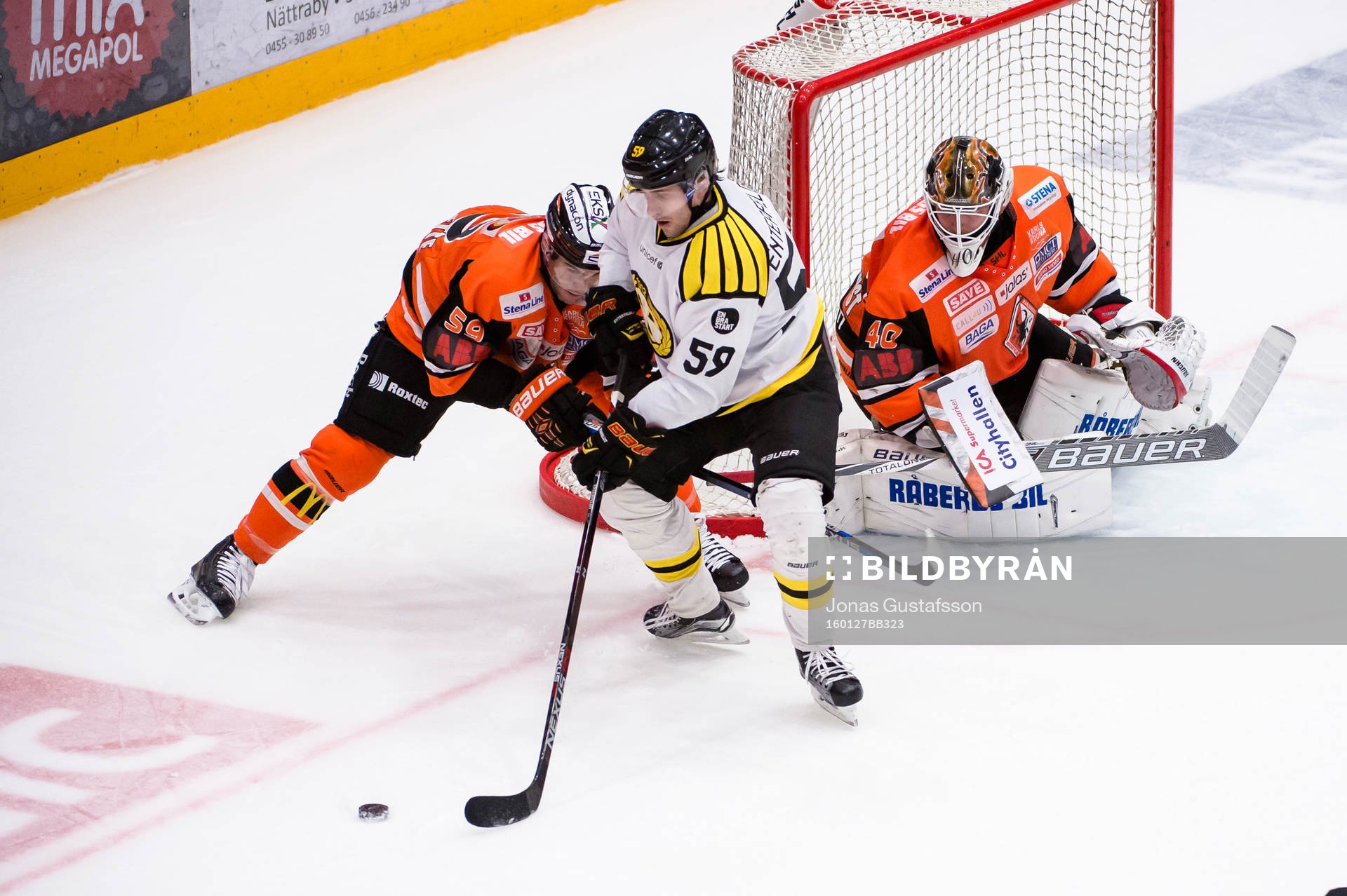 Brynäs Sebastian Enterfeldt framför Karlskronas målbur