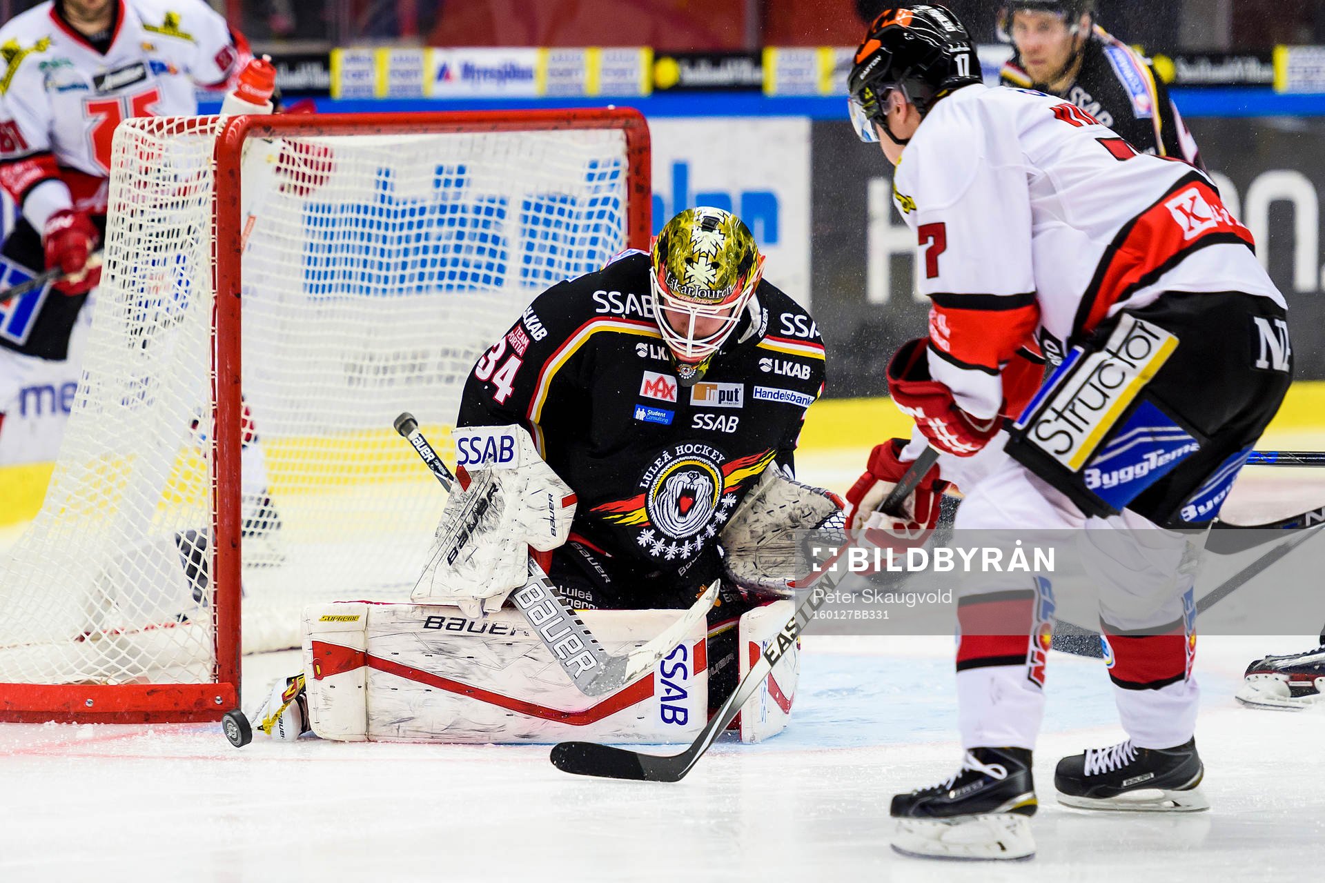 Luleås målvakt Joel Lassinantti räddar ett skott