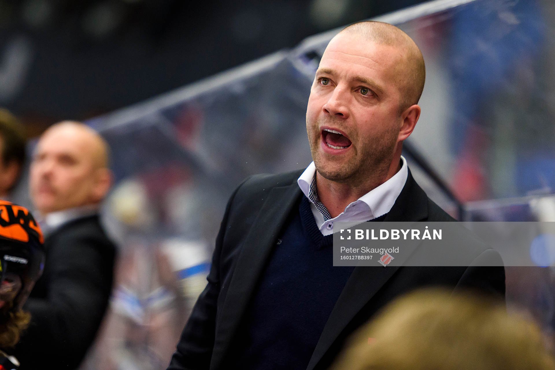 Örebros assisterande tränare Johan Tornberg skriker på