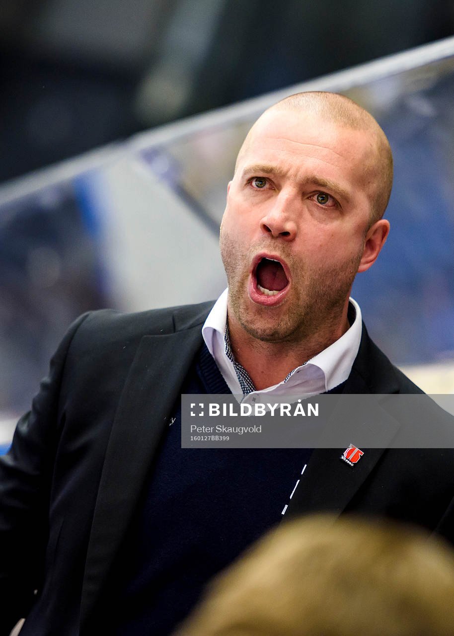 Örebros assisterande tränare Johan Tornberg skriker på