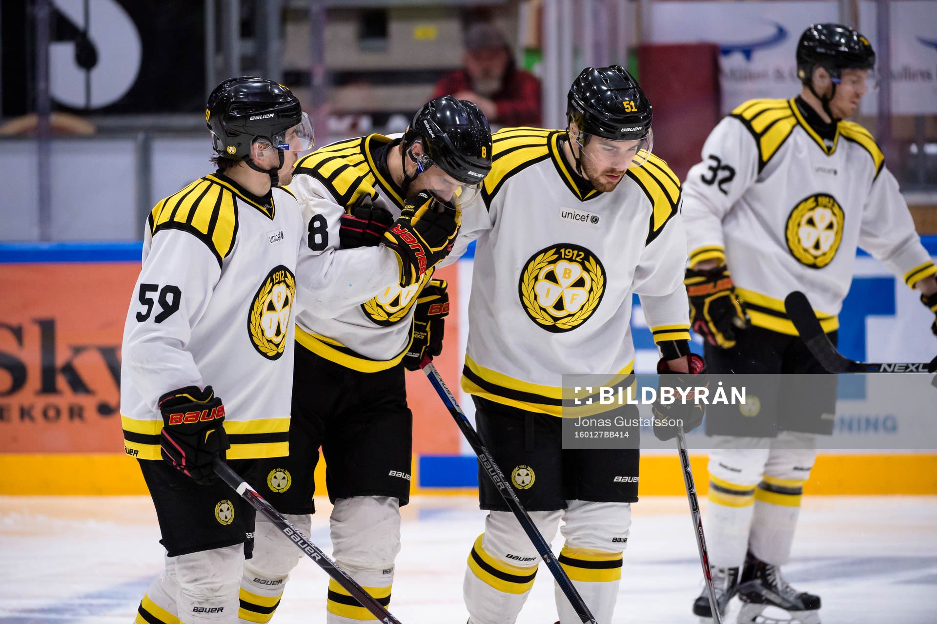 Brynäs Mathias Porseland åker av isen då han fått en