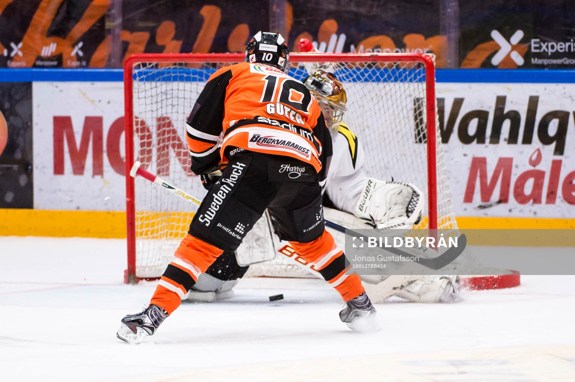 Karlskronas Mattias Guter gör 3-2 på en straff