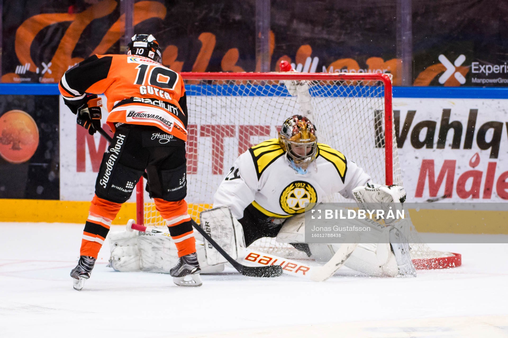 Karlskronas Mattias Guter gör 3-2 på en straff