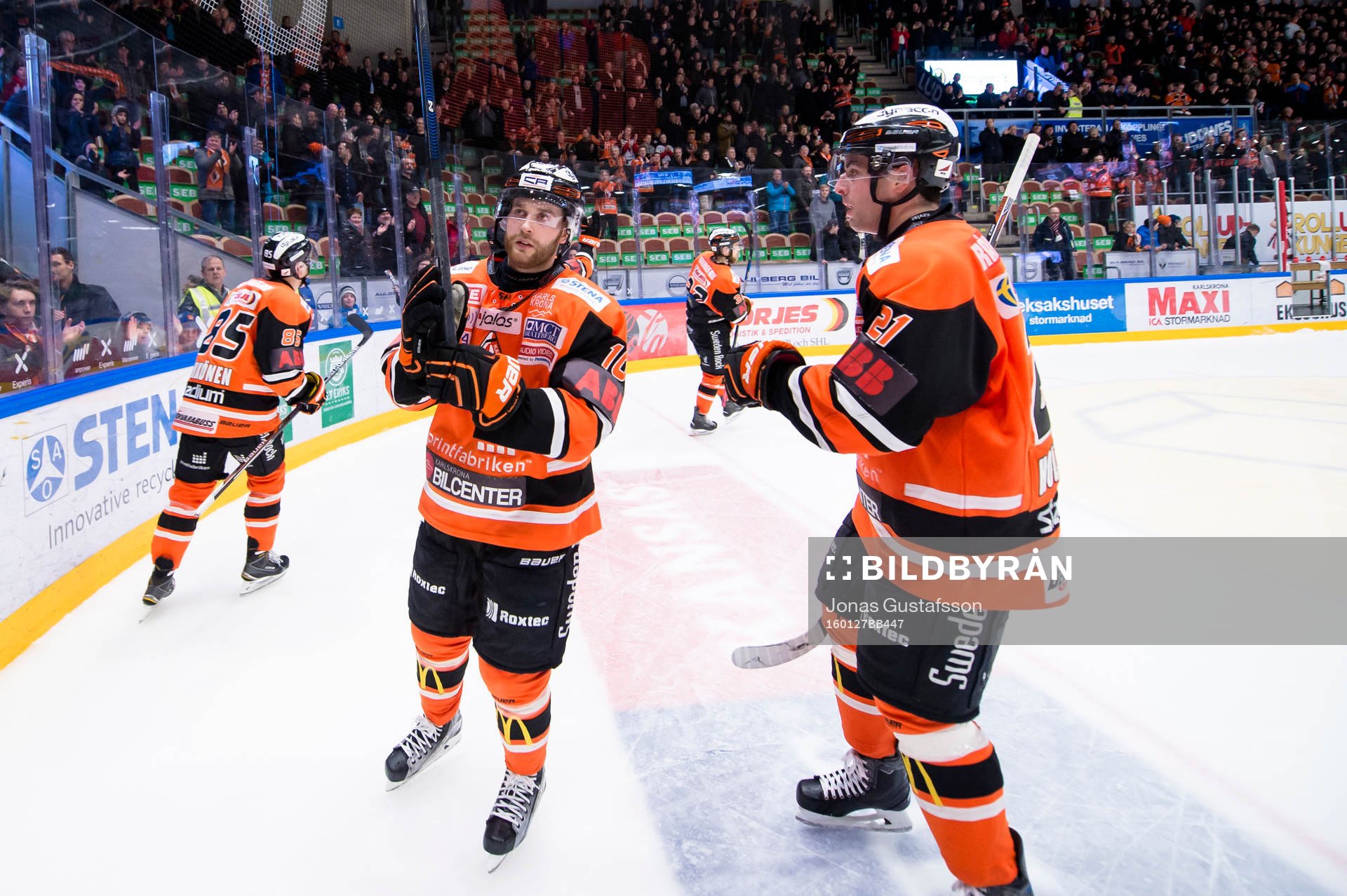 Mattias Guter i Karlskronas lag jublar