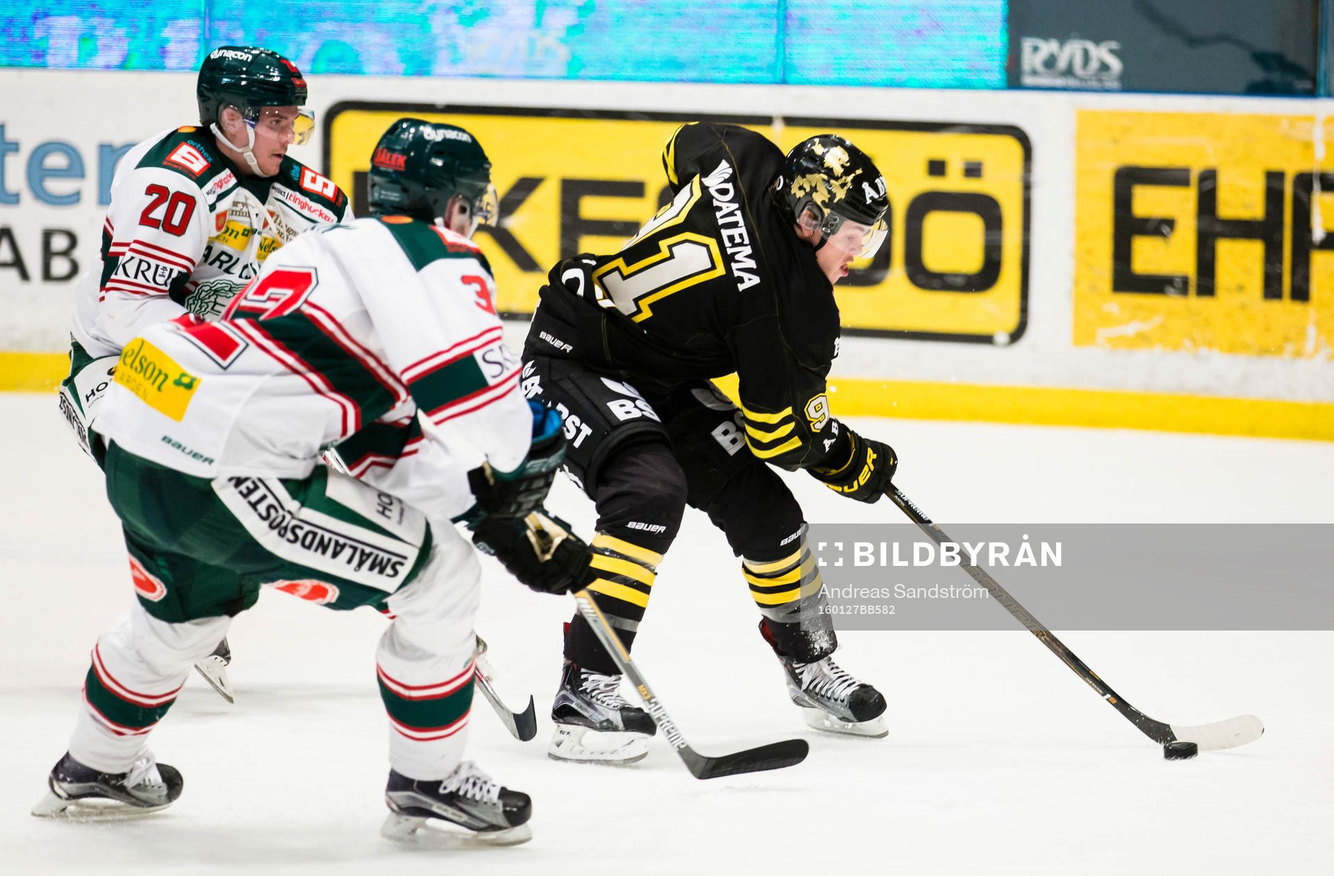 s Malte Strömwall jagas av Robin Olsson (m) och Adam