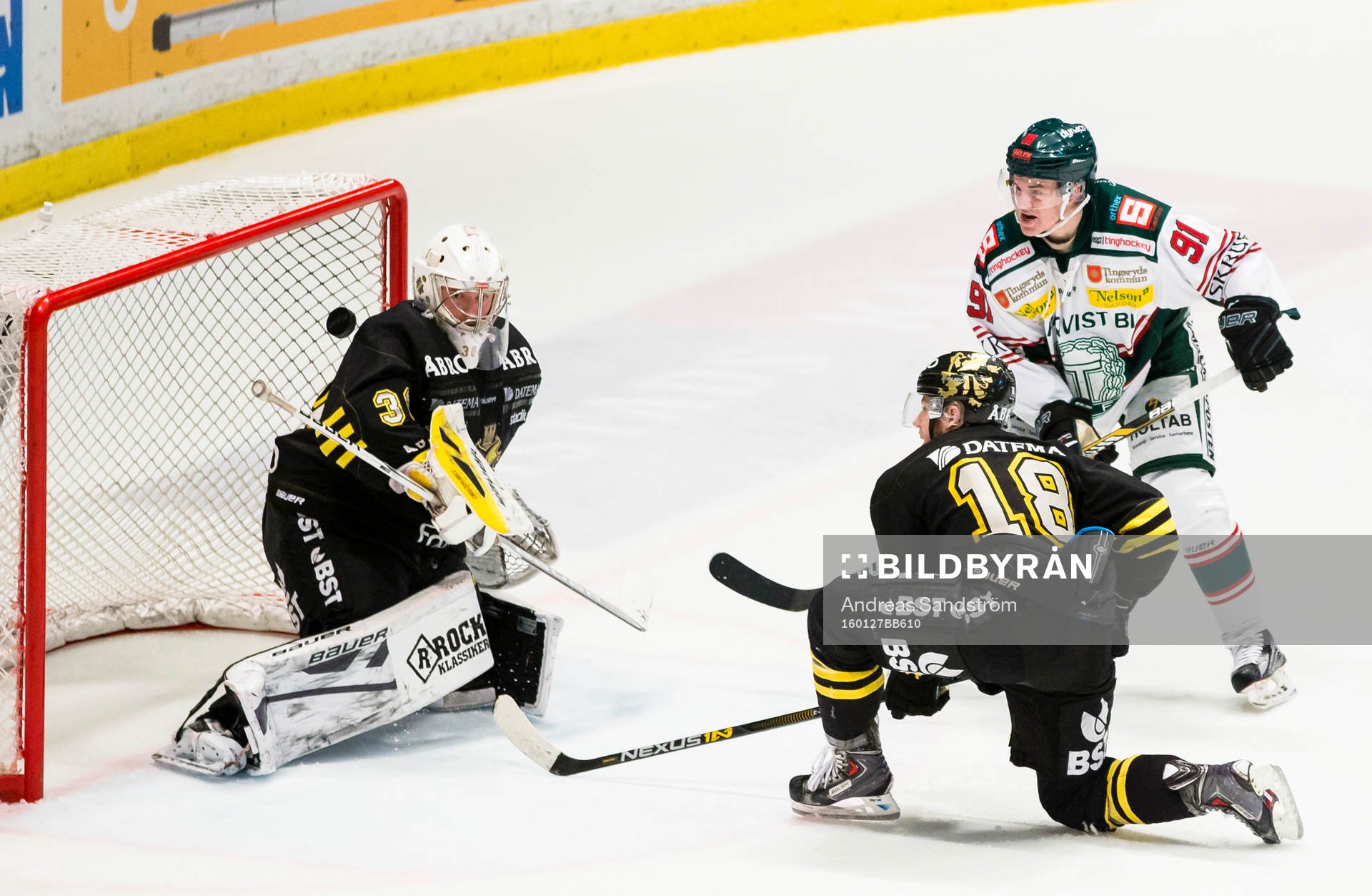 s målvakt Gustaf Lindvall räddar ett skott av Tingsryds