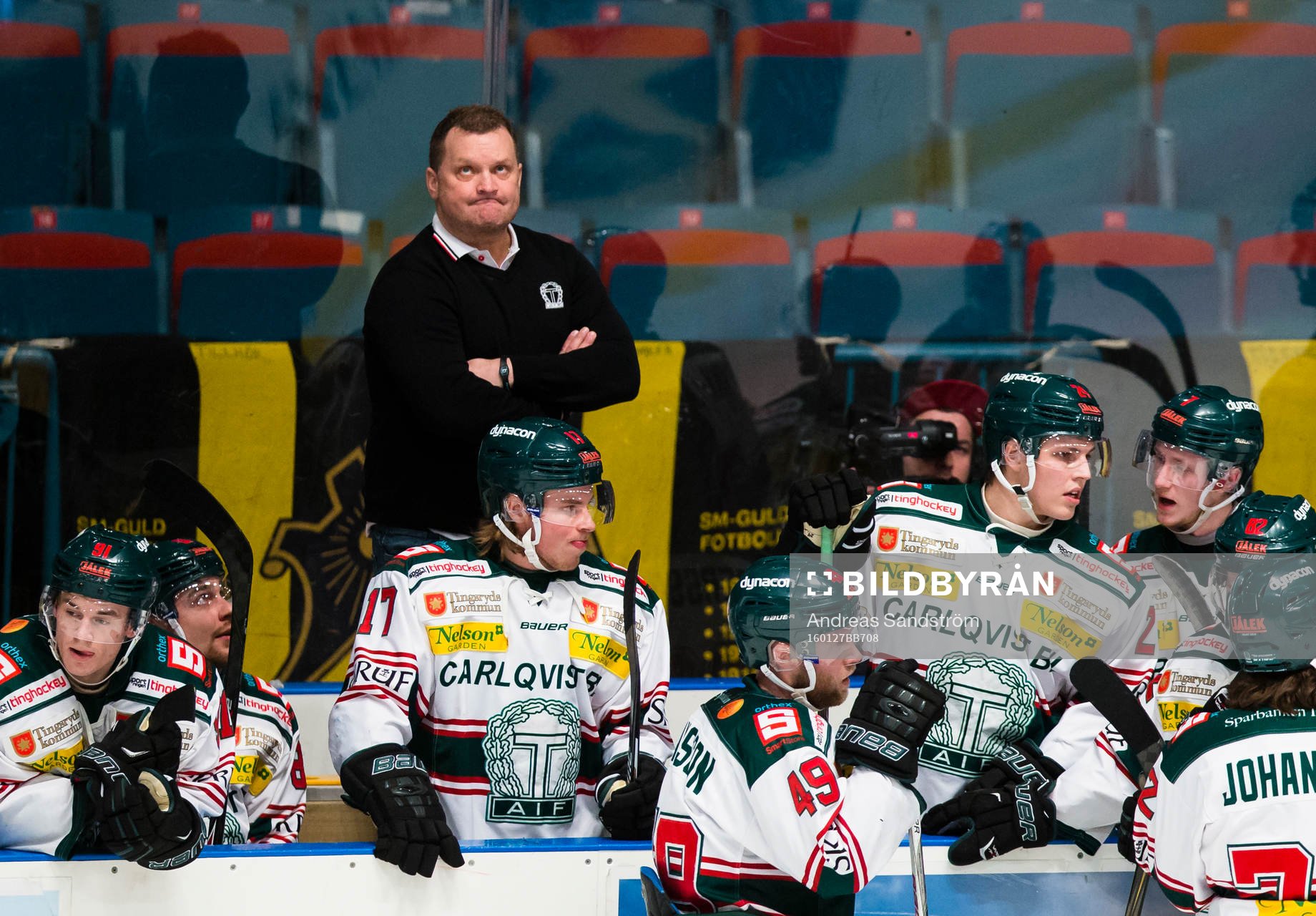 Tränare Magnus Sundqvist ser bekymrad ut