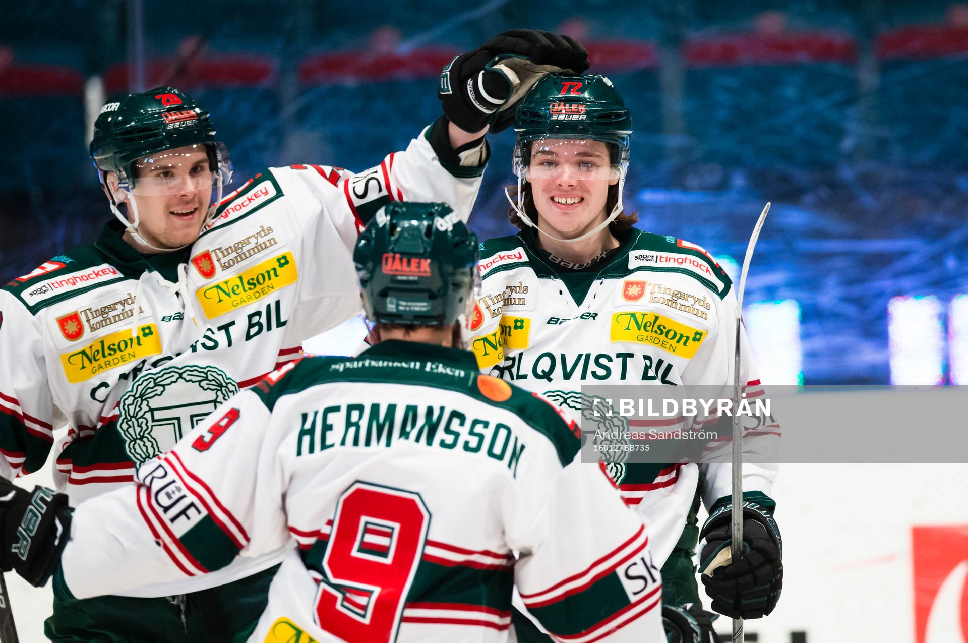 Tingsryds Hannes Johansson (h) gör 1-1 och gratuleras av