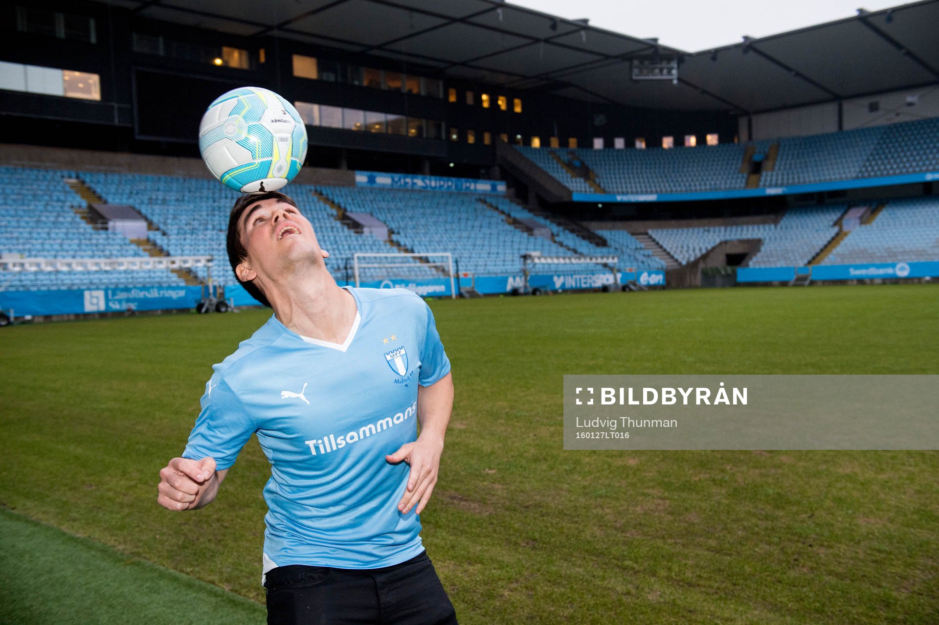 Vidar Örn Kjartansson nickar bollen