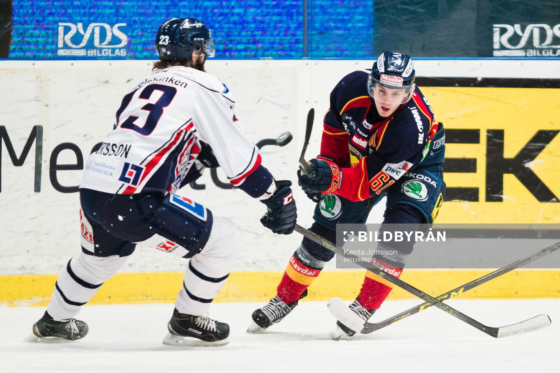 Djurgårdens Markus Ljungh i kamp om pucken med Linköpings