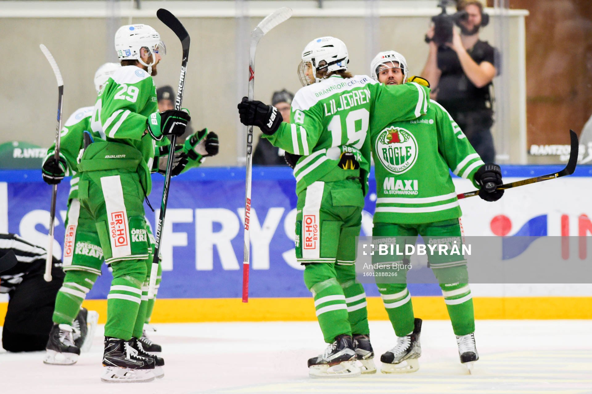 Färjestads Ole-Kristian Tollefsen jublar med lagkamraterna